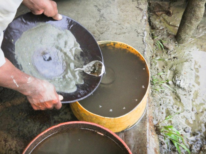 Gold Mercury Amalgam_copyright ChrisEllis85_iStock_000040399514_Medium